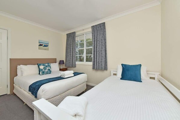 5 bedrooms, iron/ironing board, free WiFi, bed sheets