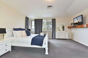 5 bedrooms, iron/ironing board, WiFi (free), bed sheets