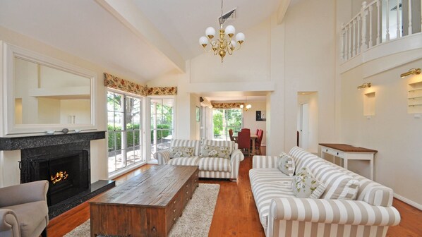 TV, peis, DVD-spiller og bøker