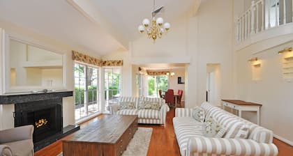 Beggars Bridge Vineyard Homestead w/ pool + wifi + tennis + vineyard