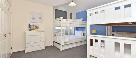 5 bedrooms, iron/ironing board, WiFi (free), bed sheets