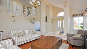 TV, peis, DVD-spiller og bøker