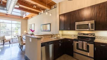 Een koelkast, een microgolfoven, een oven, een kookplaat