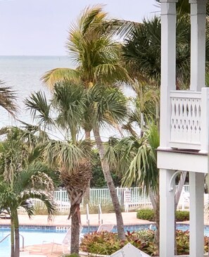 A heated pool - OCEANSIDE ANGLERS REEF HOME- Gated Community with Pool, Dock, Private Beach (Islamorada)