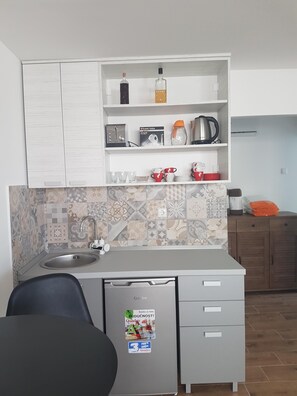 Réfrigérateur, four, plaque de cuisson, cafetière/bouilloire