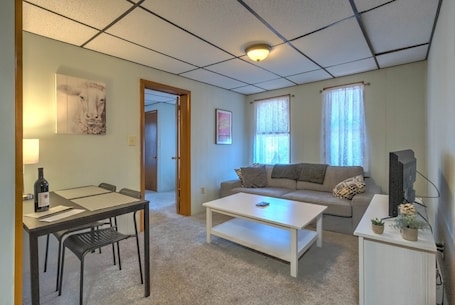 Smart TV. Keystone Efficiency, Apt #3
Downtown Hershey One Bedroom Efficiency