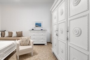 2 chambres, coffres-forts dans les chambres, fer et planche à repasser
