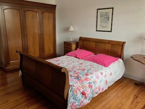 4 habitaciones, escritorio y tabla de planchar con plancha 