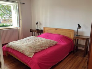 4 bedrooms, desk, iron/ironing board, travel crib