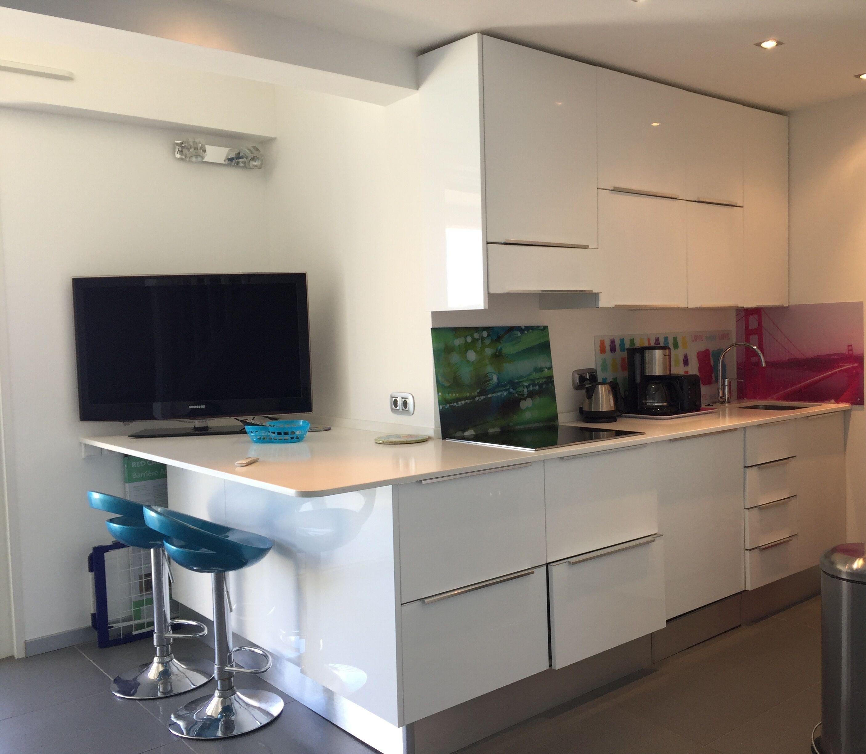 Jääkaappi, mikroaaltouuni, uuni, liesi