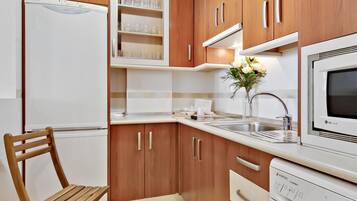 Geladeira, micro-ondas, fogão, cafeteira/chaleira