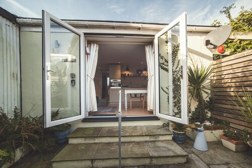 Selbstversorger-Nebengebäude mit 1 Schlafzimmer, eigenem Innenhof und Strandnähe