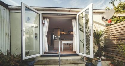 Selbstversorger-Nebengebäude mit 1 Schlafzimmer, eigenem Innenhof und Strandnähe