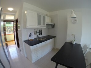 Réfrigérateur, micro-ondes, plaque de cuisson, cafetière/bouilloire