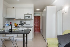 Réfrigérateur, four à micro-ondes, surface de cuisson, cafetière-théière