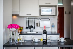 Réfrigérateur, four à micro-ondes, surface de cuisson, cafetière-théière