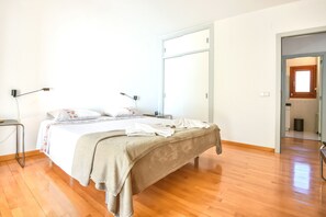3 slaapkamers, een strijkplank/strijkijzer, gratis wifi, beddengoed