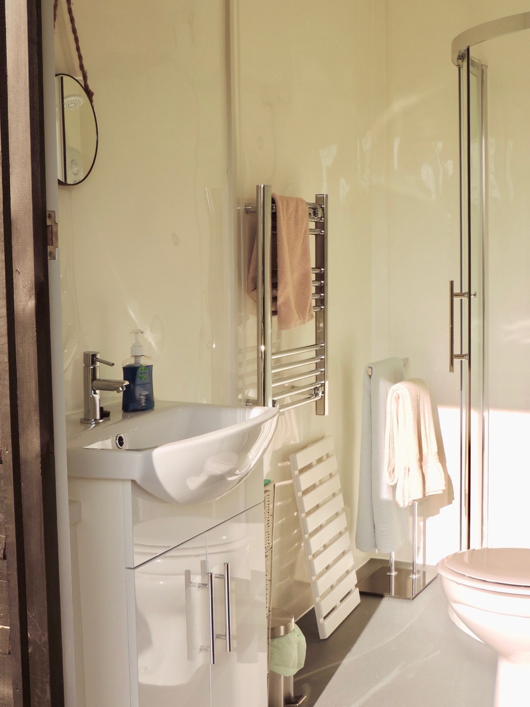 Douche, sèche-cheveux, serviettes fournies, shampoing