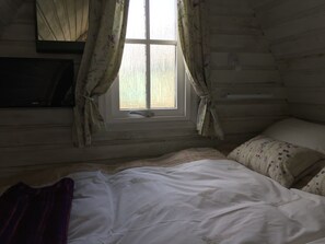 Travel crib, WiFi, bed sheets - Try a 'Winter Warmer' - all year round, fully insulated and under-floor heated (Aldeby)