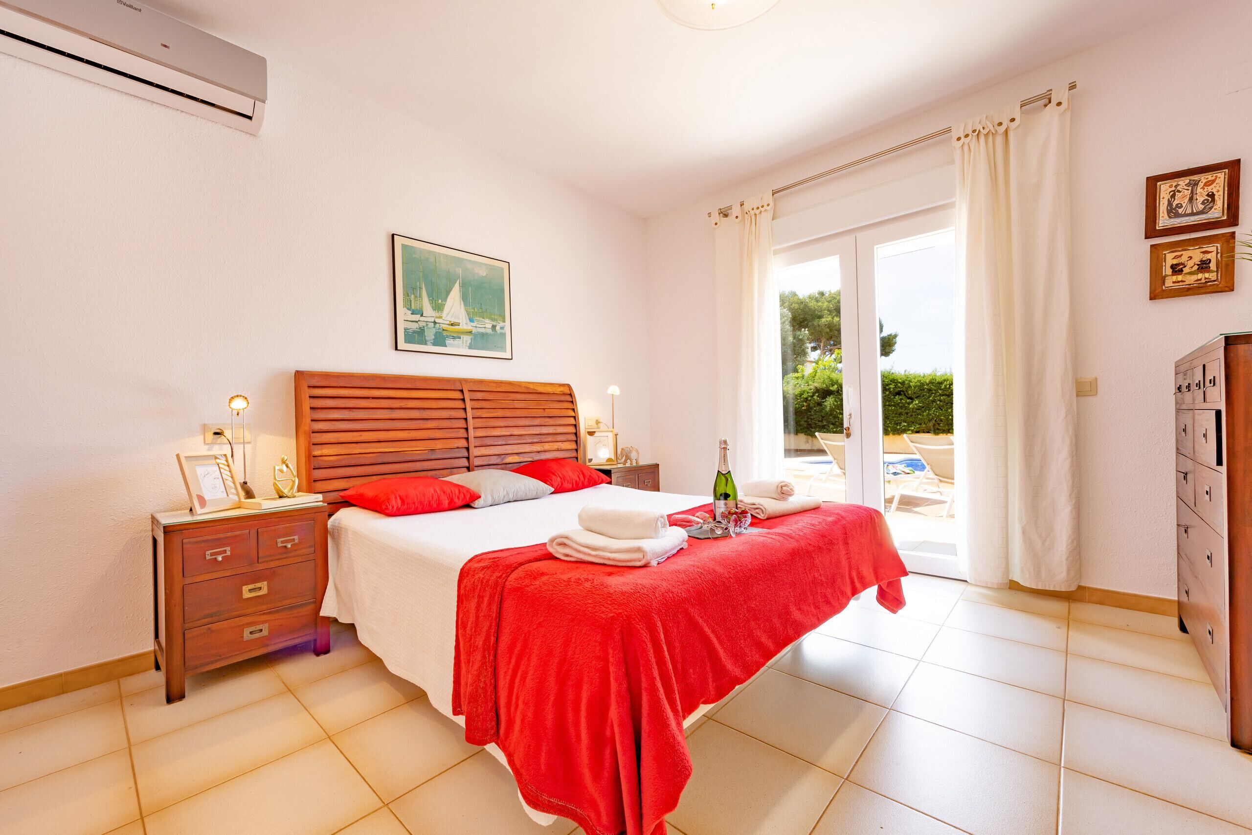 3 bedrooms, iron/ironing board, WiFi (free), bed sheets