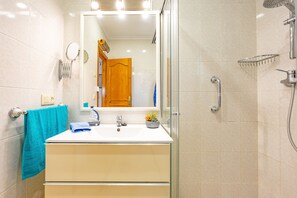 Bathtub, hair dryer, towels - Villa Escudero - PlusHolidays (Calpe)