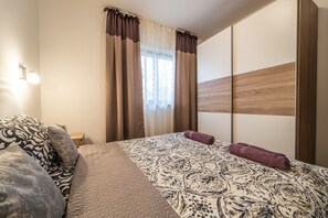 2 bedrooms, iron/ironing board, free WiFi, bed sheets