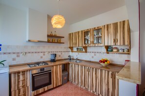 Kylskåp, mikrovågsugn, ugn och spishäll