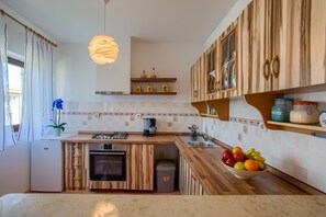 Jääkaappi, mikroaaltouuni, uuni, liesi