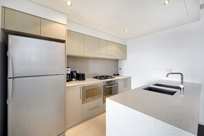 Coffee/tea maker, fridge, microwave, oven - Astra Apartments Sydney - George St (Haymarket)