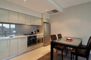 Coffee/tea maker, fridge, microwave, oven - Astra Apartments Sydney - George St (Haymarket)