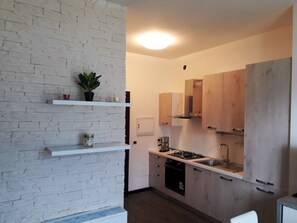 Fridge, oven, dishwasher, coffee/tea maker