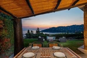 Outdoor dining - Villa Smeralda - Salt water pool, Sea view, Mediterranean nature 200 mt from sea (Torre Delle Stelle)