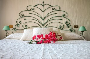 3 chambres, coffres-forts dans les chambres, fer et planche à repasser