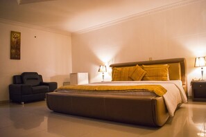 Escritorio, wifi gratis y ropa de cama