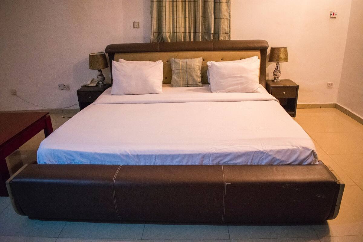 Escritorio, wifi gratis y ropa de cama