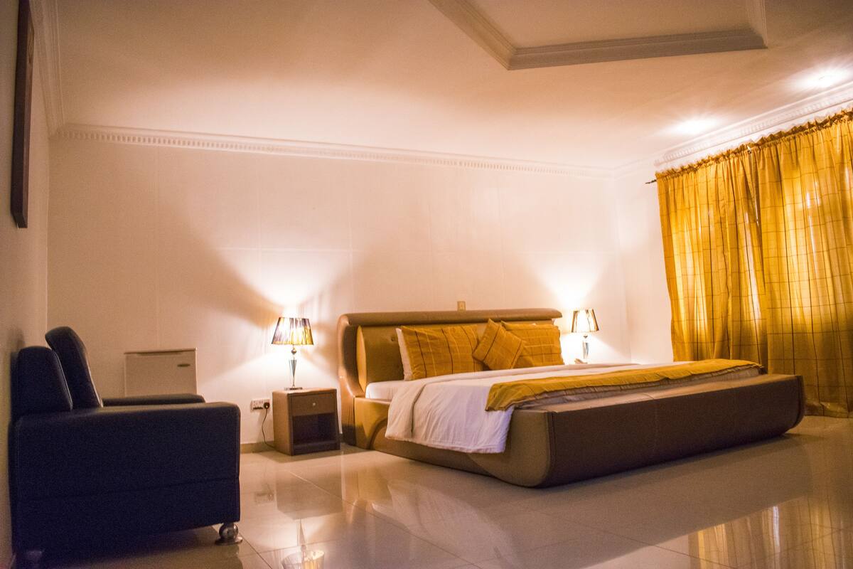 Escritorio, wifi gratis y ropa de cama