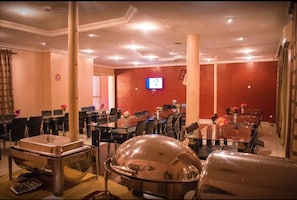 Desayuno continental diario (USD 15 por persona)