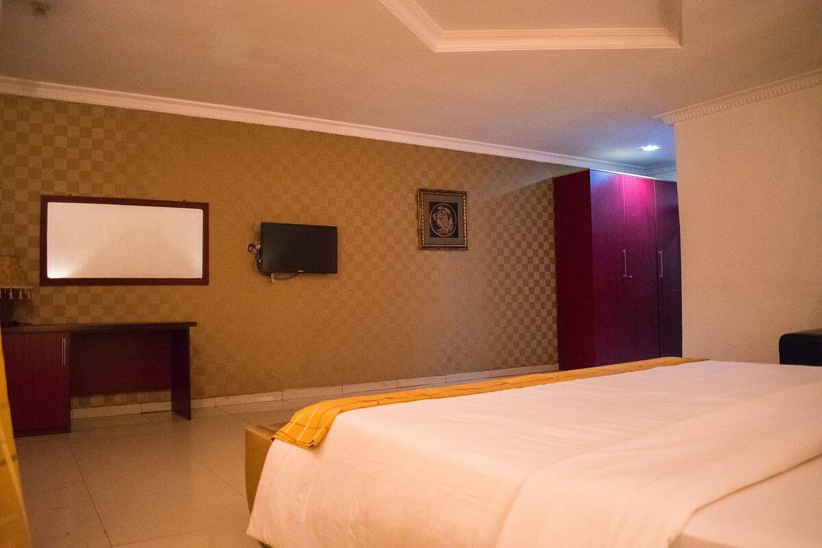 Escritorio, wifi gratis y ropa de cama