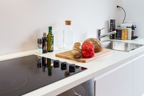 Geladeira, micro-ondas, fogão, cooktop