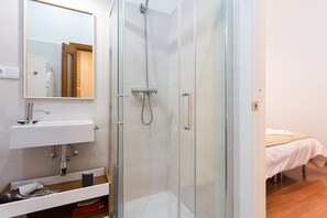 Douche, sèche-cheveux, serviettes fournies, savon