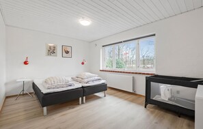 4 bedrooms, travel cot, free WiFi