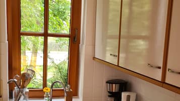 Fridge, oven, stovetop, coffee/tea maker