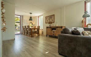 TV, fireplace, stereo