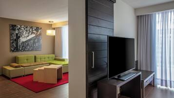 Suite junior, 1 cama King size | Caja de seguridad en la habitación y escritorio