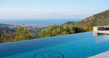 Fantastic apartment with garden and sea views in prime location