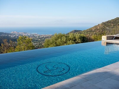 Fantastic apartment with garden and sea views in prime location