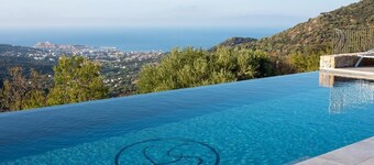 Fantastic apartment with garden and sea views in prime location