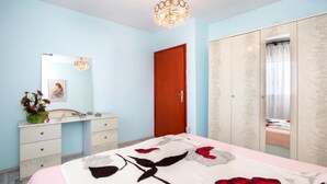 Un dormitorio con cama, cómoda y armario.