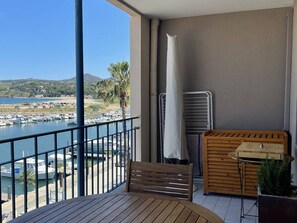 Outdoor dining - 2BR+Cabin Apartment with AC and Parking in Argelès, Sea View (Argelès-sur-Mer)