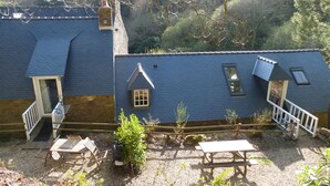 A blue house with a small porch and a wooden deck. - Concarneau, Former Mill of Kérangoc, in the countryside, near the ocean, Wifi (Melgven)